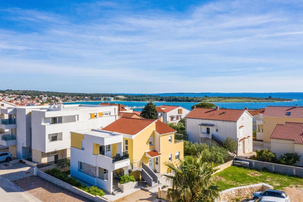 Apartments Yellow ノヴァリャ エクステリア 写真