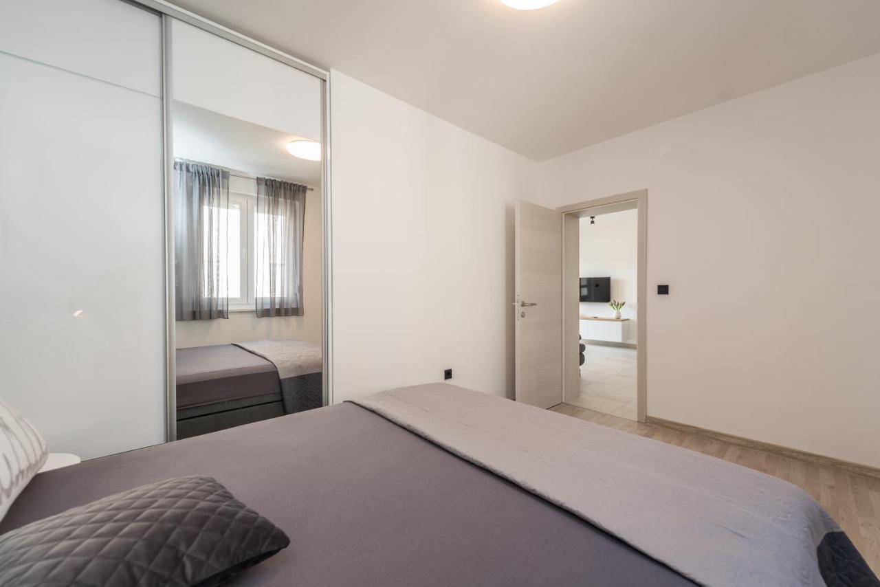 Apartments Yellow ノヴァリャ エクステリア 写真
