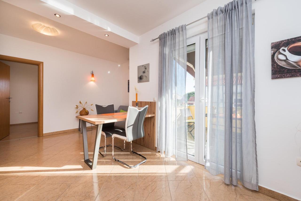 Apartments Yellow ノヴァリャ エクステリア 写真