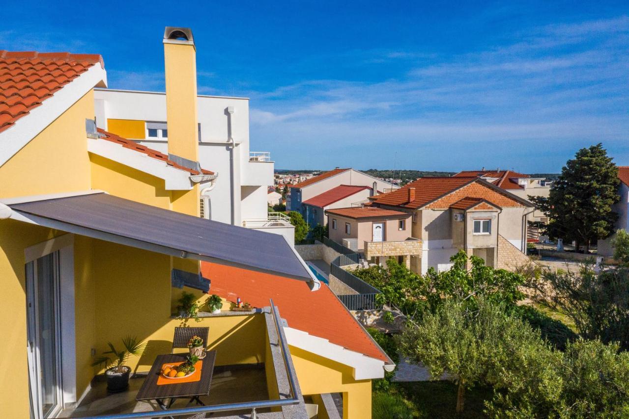 Apartments Yellow ノヴァリャ エクステリア 写真