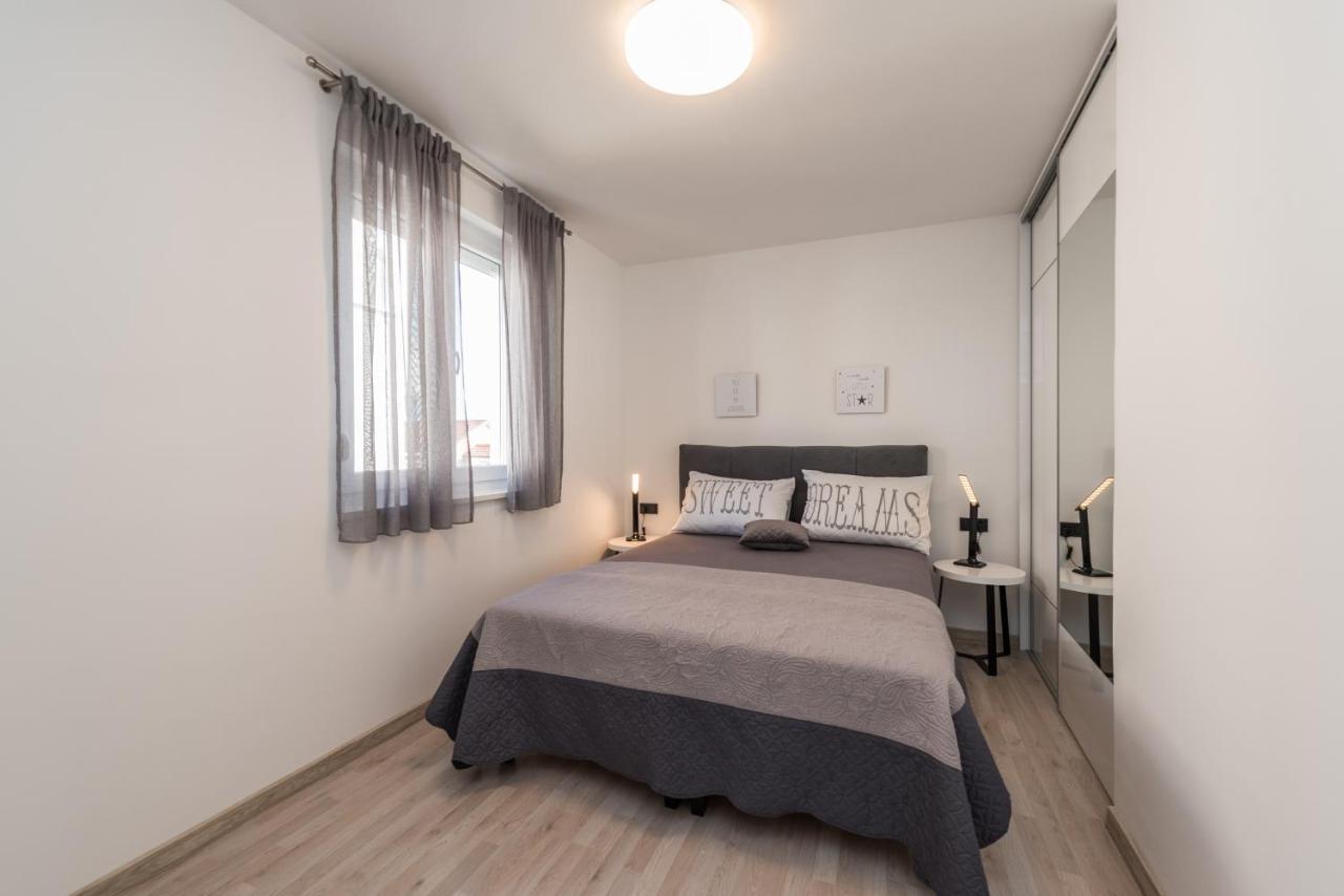 Apartments Yellow ノヴァリャ エクステリア 写真